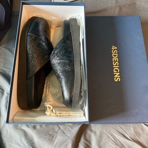 4SDESIGNS Black Embossed Sabot Sandals